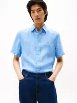 Camisa celeste de lino de manga corta con cuello abotonado y logo bordado en el pecho.