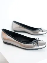 Ballerinas de cuero negro con punta cuadrada y moño decorativo.
