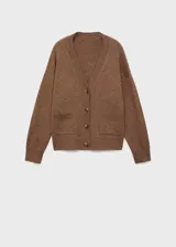 Cardigan de punto fino color marrón, con cuello en pico, cierre frontal de botones y dos bolsillos de parche delanteros. Presenta un diseño recto de manga larga con cuello tipo polo en un tono más oscuro.