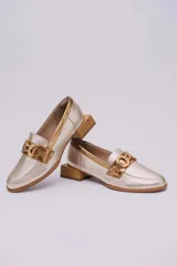 Mocasines de cuero en tono bronce metalizado, con detalle de aplique metálico dorado en el empeine y taco cuadrado bajo de madera.