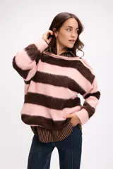 Sweater de punto suave con diseño de rayas horizontales anchas en color rosa y marrón, de corte holgado y manga larga.