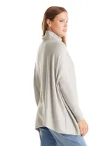 Polera de tejido de punto color negro, con cuello alto, corte oversize y mangas largas con puños elastizados.