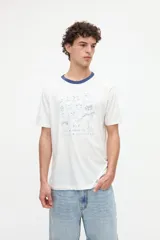 Remera celeste de manga corta con cuello redondo en color tostado y diseño bordado en el pecho.