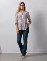 Blusa de gasa estampada con flores en tonos rosa, amarillo y azul. Tiene cuello a la base, escote en V y botones. La delantera tiene detalle plisado y las mangas son 3/4 regulables con presilla y botón.