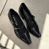 Zapato tipo Mary Jane de cuero vacuno con textura grabada, color marrón oscuro. Presenta una puntera cuadrada, taco bloque de madera y una tira con hebilla metálica sobre el empeine.