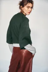 Jersey de punto liso color bordó, con cuello redondo y mangas anchas de largo tres cuartos. Presenta acabados en rib en cuello, puños y ruedo.