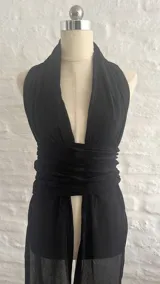 Top negro con escote halter y abertura en el centro del busto.