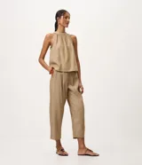 Pantalón carrot de cintura alta y corte holgado en caderas con diseño entallado en los tobillos. Confeccionado en mezcla de algodón, viscosa y lino, con pinzas delanteras.