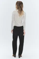 Jeans de tiro medio con corte cropped y diseño de costuras torcidas. Presenta trabillas en la cintura, cinco bolsillos clásicos y cierre frontal con cremallera y botón metálico.