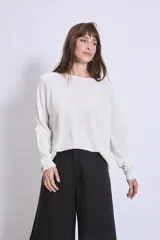 Sweater de punto color crudo, de mangas largas y corte holgado.