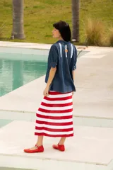 Pollera midi tejida a crochet con hilado de algodón, a rayas horizontales rojas y blancas, con tajo lateral.