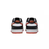 Championes Nike Dunk Low Retro con diseño tricolor en blanco, negro y naranja. Presentan una base de cuero blanco con superposiciones en cuero negro, el icónico swoosh lateral en color naranja y suela de goma naranja.