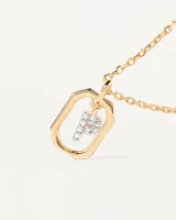 Collar dorado con dije en forma de letra P con incrustaciones de circonitas blancas, dentro de un marco rectangular.