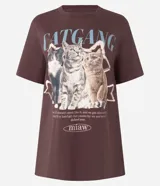 Remera marrón de algodón con cuello redondo y mangas cortas. Estampado frontal con tres gatos y la inscripción "Catgang" y "miaw".