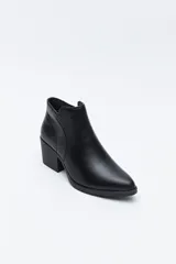 Bota corta de cuero sintético color marrón oscuro, con diseño minimalista, puntera afinada y taco ancho de altura media.