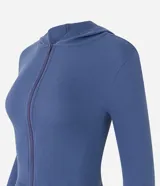 Saco azul de rib con capucha y cierre de cremallera.