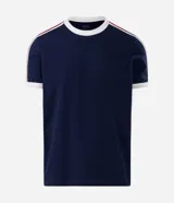 Remera masculina de corte regular, confeccionada en algodón negro, con cuello redondo y mangas cortas con puños blancos. Presenta tiras laterales con rayas en los hombros y mangas.