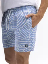 Short de baño rosado con estampado de rombos, cintura elastizada con cordón ajustable, bolsillos laterales y trasero.