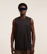 Musculosa deportiva Get Over para hombre, de color negro, corte regular y cuello redondo, confeccionada en 100% poliéster. Cuenta con detalles reflectantes en los hombros.
