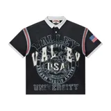 Camiseta tipo rugby de manga corta en color negro con cuello polo blanco. Presenta un diseño gráfico estampado en el frente con estilo universitario y una bandera de Estados Unidos en la manga.