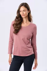 Remera de manga larga con cuello redondo, confeccionada en tejido de algodón suave con caída ligera y corte clásico.