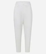 Pantalón blanco de sarga, corte baggy, con cintura media fruncida en los laterales y trabillas.