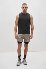 Short deportivo de doble capa color gris claro, con cintura elástica negra, cordón de ajuste y calza interna incorporada.