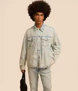 Pantalón de jean skinny celeste con efecto marmolado y lavado dirty.