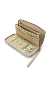 Billetera larga con cierre perimetral, confeccionada en material sintético con estampado botánico de flores silvestres sobre fondo claro. Cuenta con múltiples compartimentos internos para tarjetas, visor para documentos y un bolsillo interno con cierre. Incluye una correa de mano extraíble.