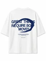 Remera oversize de algodón pesado en color blanco, con estampa en la espalda en tono azul marino que incluye texto y diseño gráfico circular.