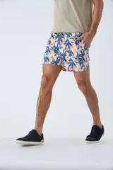 Short de baño con estampado de hojas lineales en tono rosado, cuenta con cintura elástica ajustable mediante cordón, bolsillos laterales y un bolsillo trasero. Incluye suspensor interno y logo bordado.