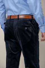 Pantalón de pana de corte recto custom fit, color marrón, con bolsillos laterales y cierre de botón y cremallera.