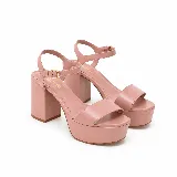 Sandalia de fiesta color rosa malva de cuero, con plataforma delantera, taco ancho alto y tira ajustable al tobillo con hebilla metálica.