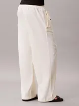 Pantalón cargo de corte relajado confeccionado en una mezcla de lino y algodón. Presenta cintura elástica, bolsillos laterales amplios con solapa y diseño de pierna ancha.