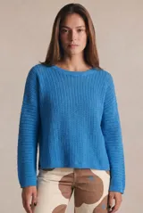 Sweater de punto texturado en color azul, con cuello redondo, mangas largas y diseño de calce al cuerpo.