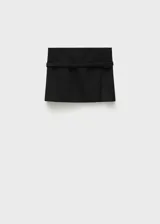 Minifalda negra de corte recto con diseño minimalista, que presenta un cinturón decorativo integrado en la cintura y una sutil abertura frontal.
