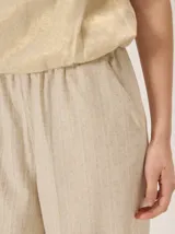 Pantalón de corte clásico y pierna recta, confeccionado en mezcla de lino, algodón, viscosa y poliéster. Cuenta con cintura elastizada.