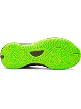 Championes de básquetbol Under Armour modelo Lockdown 7, color negro con detalles en verde neón en la suela y lengüeta. Presentan una parte superior de malla transpirable con superposiciones de cuero sintético y entresuela de EVA para mayor amortiguación.