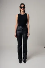 Top rojo de punto acanalado, sin mangas y con cuello redondo.