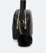 Bolso pequeño femenino de PU color blanco, con correa para cruzar, cierre de cremallera, divisorias internas y pompón decorativo.