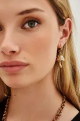 Aro tipo argolla dorada con dije colgante en forma de hongo, decorado con pequeños cristales.