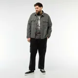 Pantalón cargo de corte recto en color negro, con bolsillos laterales tipo cargo y cierre frontal con botón y cremallera.