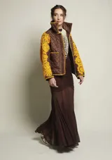 Campera de nylon marrón con cierre delantero intervenido y bordado a mano con hilo de algodón color amarillo.