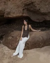 Aros tipo argollas de diseño artesanal con acabado texturizado y forma irregular. Fabricados en bronce y alpaca, con pernos y cierres de plata 925.