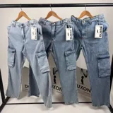 Pantalón jean celeste de corte recto, con bolsillos laterales tipo cargo y bolsillos de mano rectos. Marca Duxon.