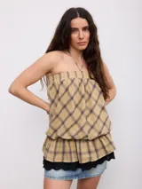 Top de escote palabra de honor con tirante fino al cuello, diseño a cuadros diagonales en tonos amarillo y marrón, con cuerpo fruncido y diseño abullonado en la parte inferior.