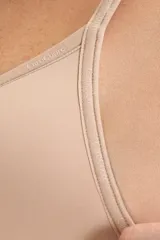 Soutien de taza soft sin aro, color negro, con breteles finos ajustables que incluyen el logo de la marca estampado. Diseño minimalista y confortable.