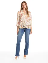 Blusa de gasa con estampado floral y de mariposas, color beige. Presenta cuello a la base fruncido, escote en V con aplique de puntilla vertical en la parte delantera y cierre central con botones forrados. Posee mangas tres cuartos con puños abotonados.