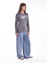 Remera de manga larga color gris oscuro, ajustada al cuerpo, con un estampado frontal de flores y texto en color blanco.