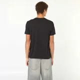 Camiseta de algodón color negro con cuello redondo y mangas cortas. Presenta un estampado frontal con la palabra 'Swift' en estilo graffiti y texto descriptivo debajo.